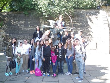 Estancia lingüística en Nottingham foto junto a la estatua de robin hood 2015
