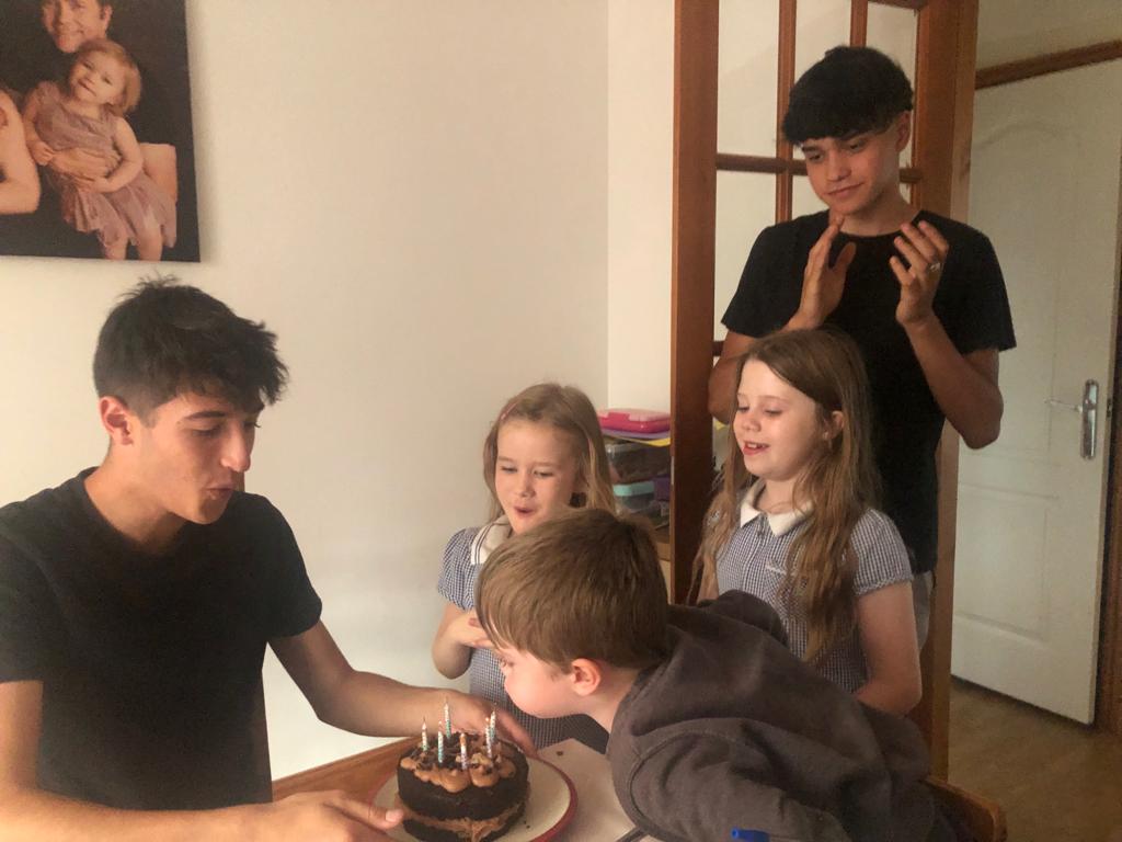 Estudiantes compartiendo un momento de convivencia con su familia de acogida en Inglaterra
Copiar texto ALT