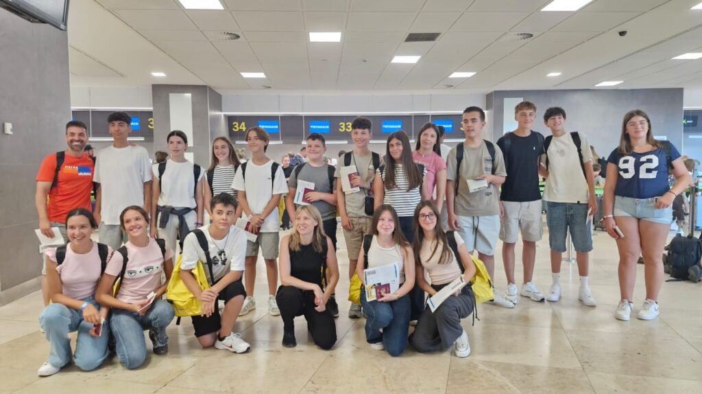 Adolfo y Serena acompañan a los estudiantes en el viaje a su campamento de verano en Inglaterra.