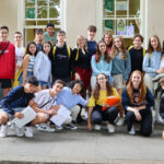 Estudiantes de Fun Time junto a su profesora durante un campamento de verano en Inglaterra