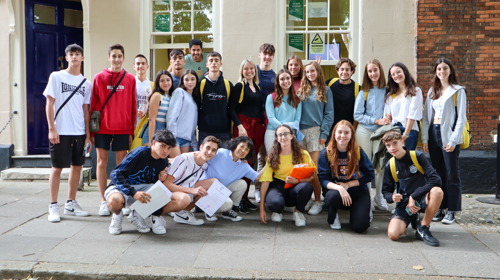 Estudiantes de Fun Time junto a su profesora durante un campamento de verano en Inglaterra